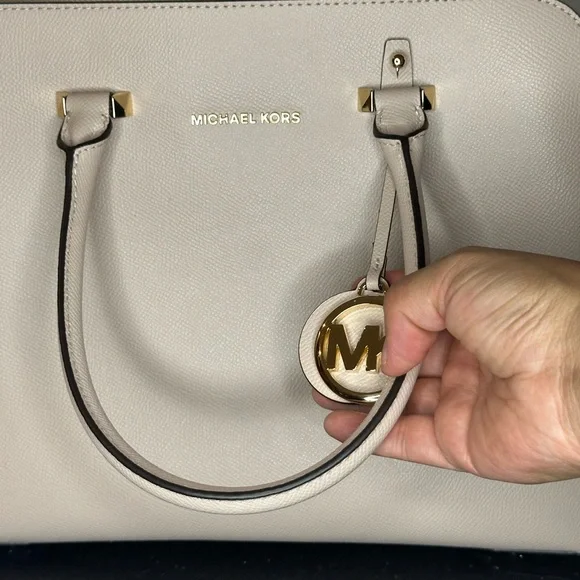 Michael Kors light pink Tote with Gold Accents and Structured Design - Picture 5 of 16